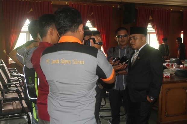 Wakil Bupati Tanjung Jabung Timur Robby Nahliansyah saat diwawancarai media
